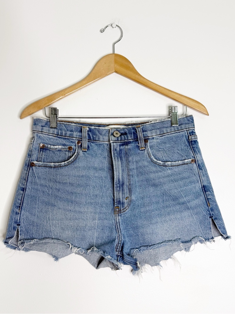 Abercrombie & Fitch Mom Shorts Size 6 High Rise Light Wash Denim Shorts